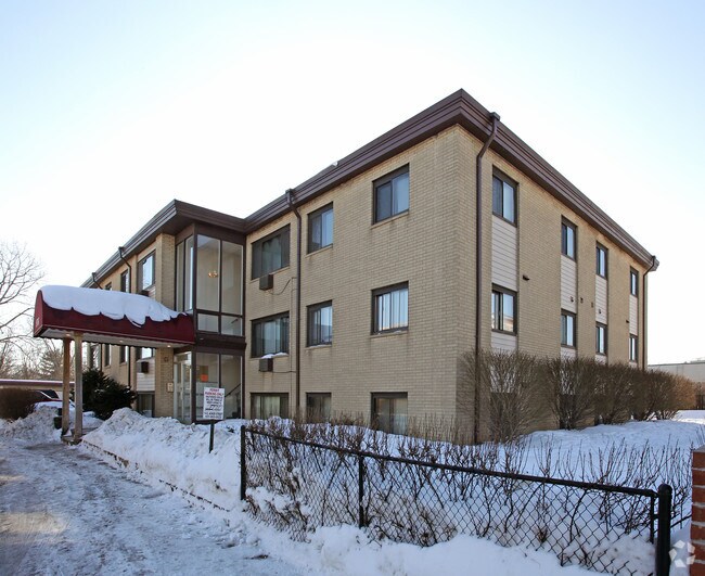 Photo - 966-976 Robert St S