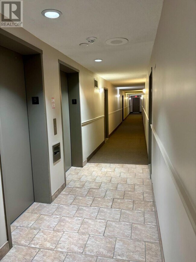 Photo - 95 Base Line Rd W Unité 507