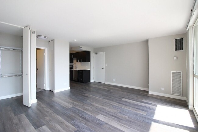Building Photo - 9 E Delaware Pl