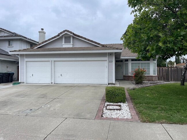 Building Photo - 3br/2ba Home on corner lot