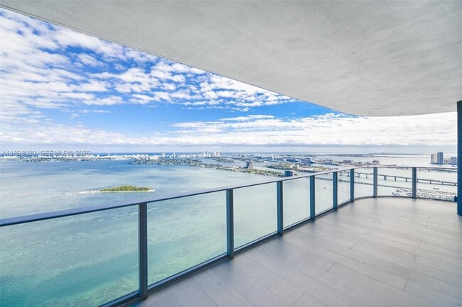 Building Photo - 700 NE 24th St