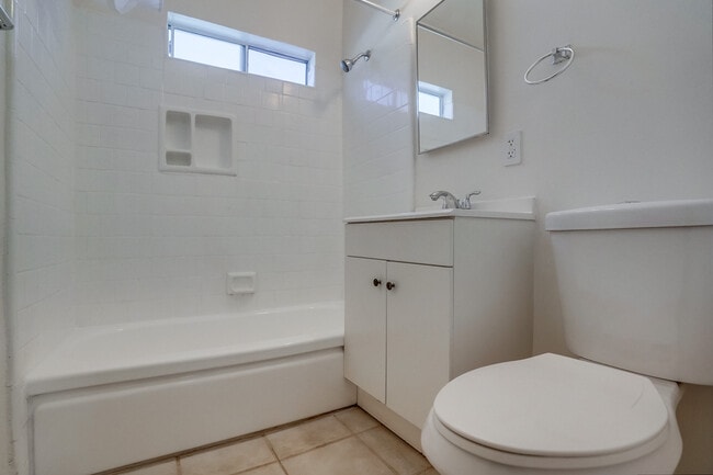 Photo - 2425-2431 S. Ridgeley Dr (B)