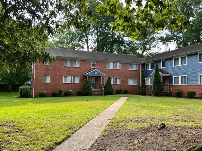 Building Photo - Absolutely Adorable two bedroom is move in ready! Unit 16 Pollux Circle E. -Apt 4