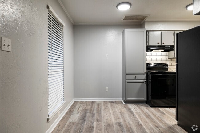 1BR/1BA, 600SF - Eating Area