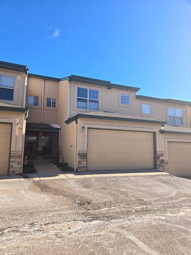 3 Bedroom 2 Story Townhome - 3 Bedroom 2 Story Townhome