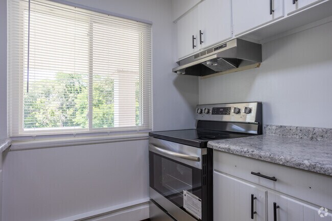 2BR, 1BA - 935SF - Kitchen