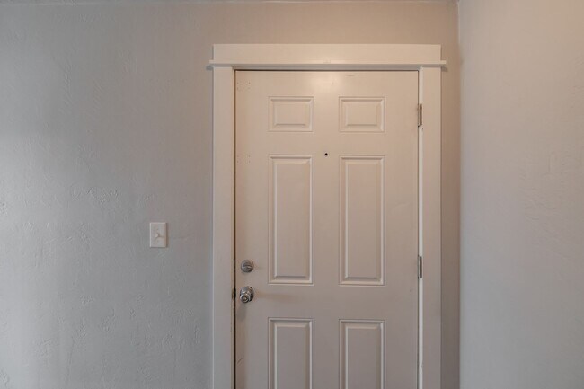 Photo - Beautiful 2 Bed, 1 Bath Second Floor Apartment Near Downtown Albany! Unidad 106-01-205-13