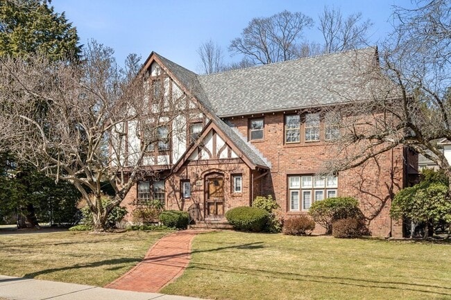 Building Photo - 487 Ward St