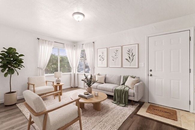 Building Photo - Recently Remodeled 1 Bedroom Duplex Unit Looking for a new tenant!