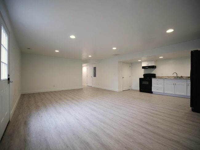 7042 W Knowley Rd