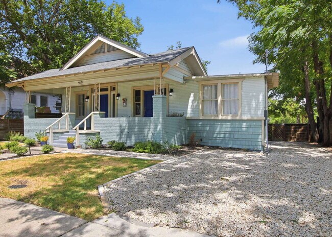 Building Photo - Updated 3 Bedroom Home with Modern Finishes Near Everything Downtown!