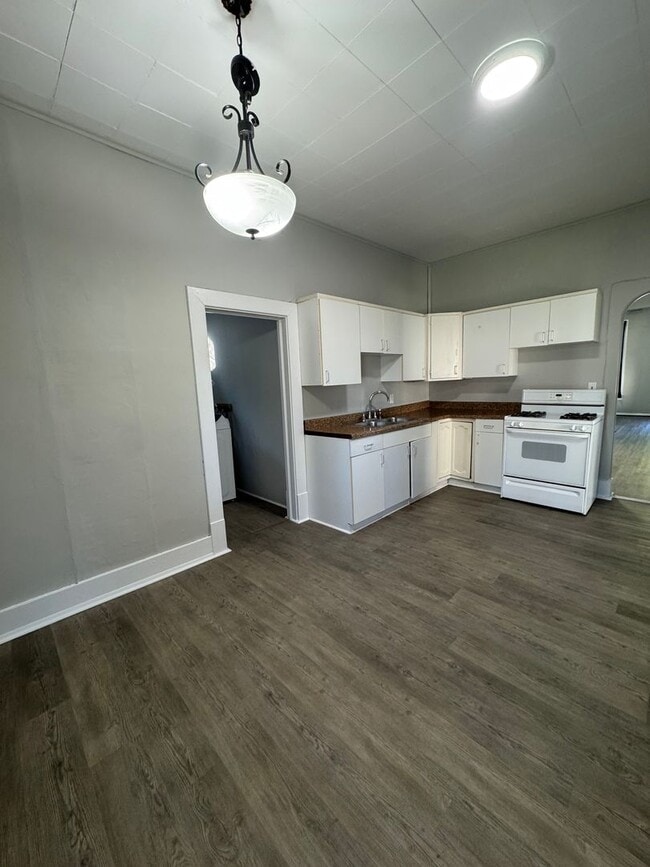 Building Photo - 3 Bedroom Single Family Home Near Columbia...
