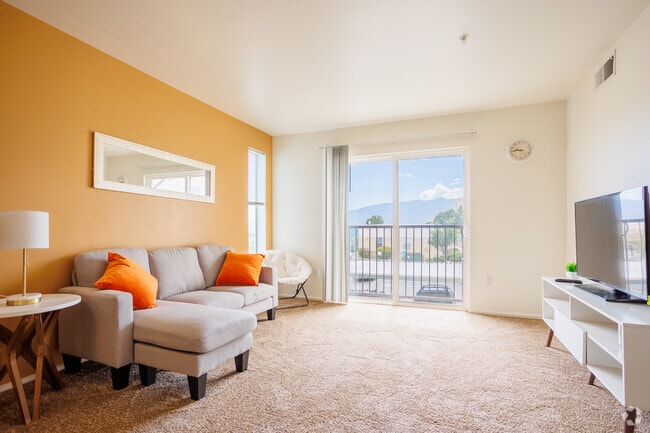 2BD, 2BA - 910SF - Living Room