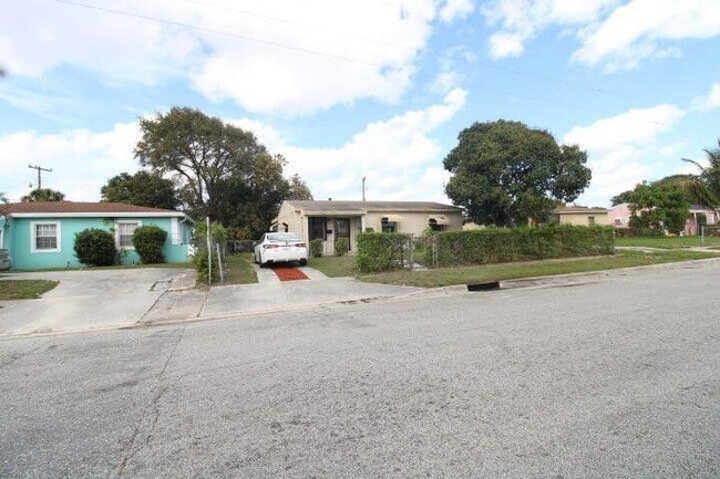 Building Photo - 1497 Silver Beach Rd