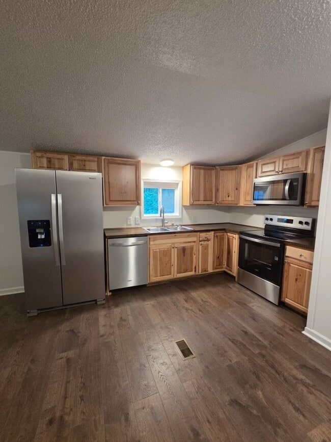 Photo - $1,700 - 2 Bedroom / 1 Bath Newly Remodeled Home in the Balsam Community
