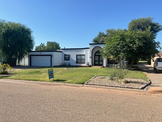 Building Photo - Spacious 3 Bed Home with Pool & Hot Tub!