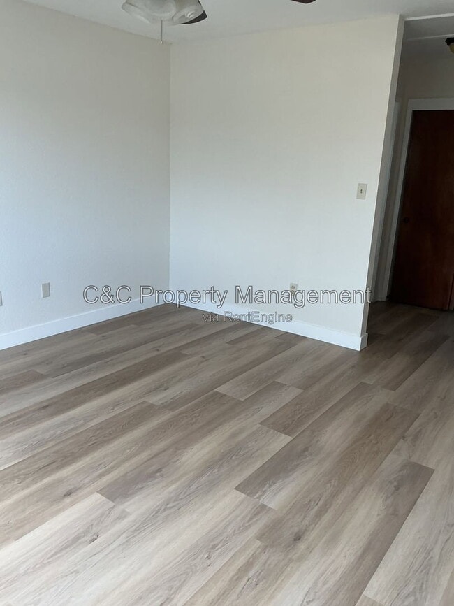 Photo - 1559 Elderwood Ave