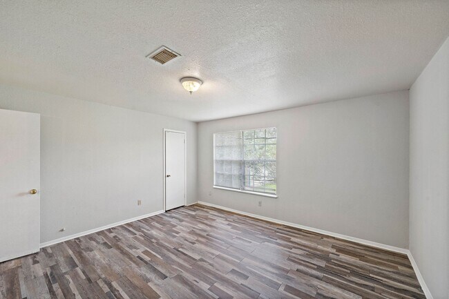 Photo - 2729 Main St