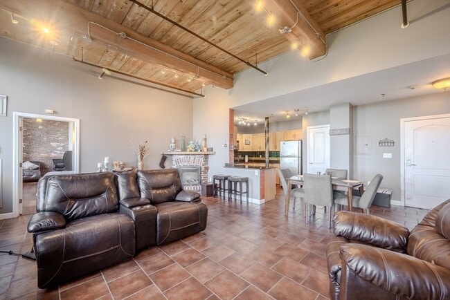 Building Photo - 52 Lawrence Dr Unit M408