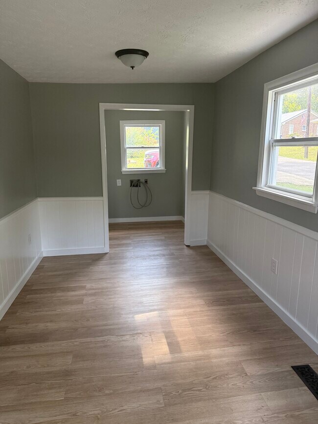 Dining area/utility room - 114 Waveland Ave