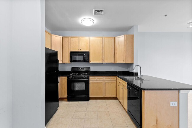 Photo - 1 Bed and Den 1 Bath - Silver Spring Condo - Garage Parking Space Unidad 116