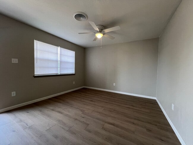 Photo - 4822 NW Ozmun Ave