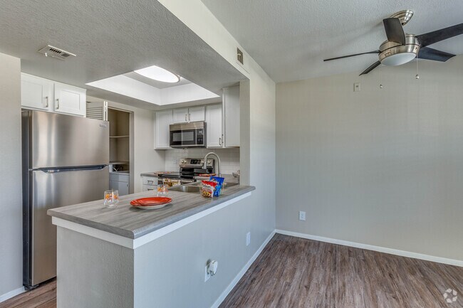 1 BR, 1 BA - 700 SF
