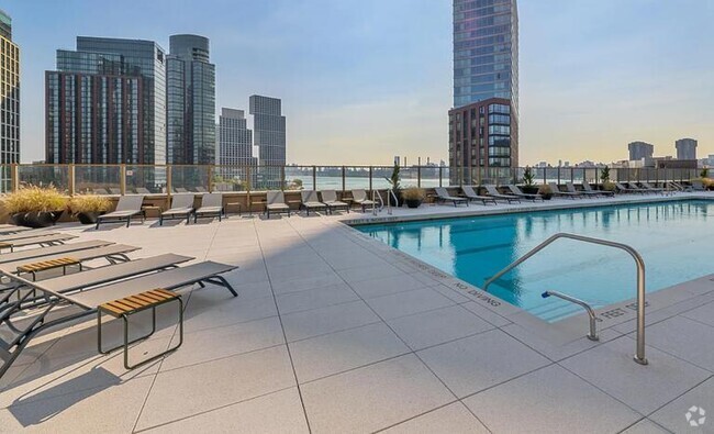 Building Photo - 0 bedroom in LONG ISLAND CITY NY 11109 Unit 14B Rental