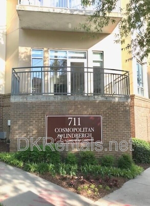 Photo - 711 Cosmopolitan Dr NE