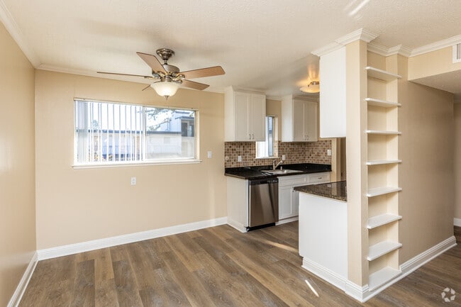 1BR, 1BA - 700SF - Dining Area