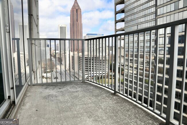 Photo - 400 W Peachtree St NW Unidad 1412