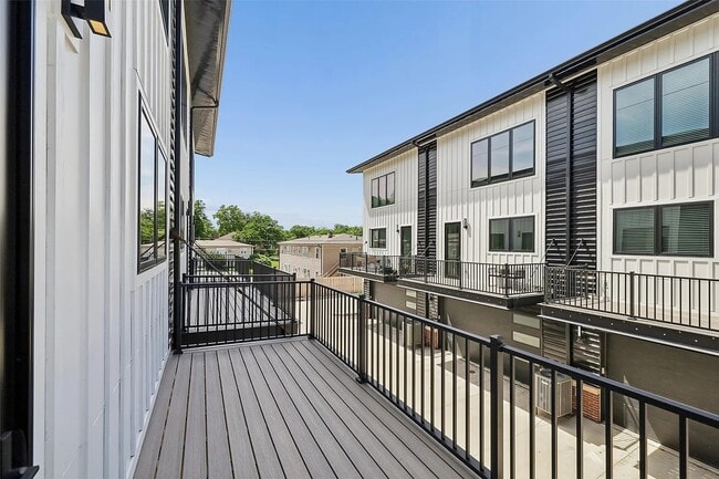 Photo - 4844 Ingersoll Ave