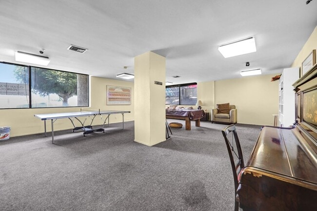 Photo - Spacious End-Unit Hollywood Condo with 2 Parking Spaces Unidad 212