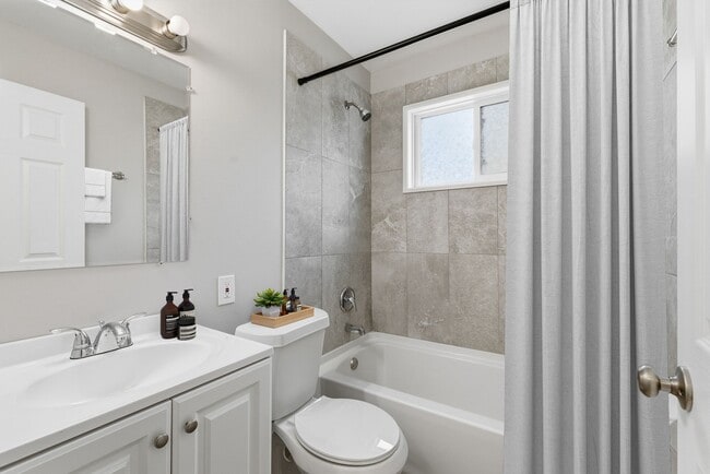 Photo - 84 Lasalle St