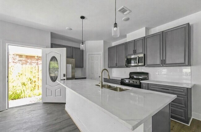 Photo - 6010 Bobby Burns St