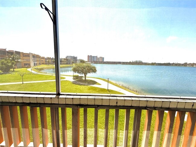Building Photo - 1591 NE Miami Gardens Dr Unit 205