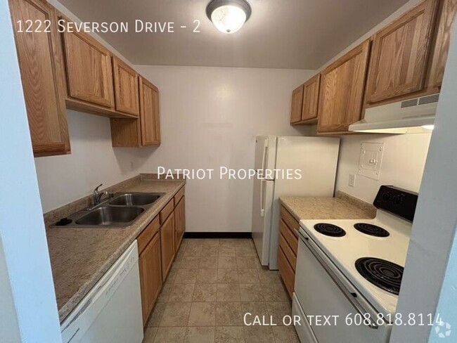 Building Photo - 1 bedroom/ 1 bath apartment in Sun Prairie... Unit 2