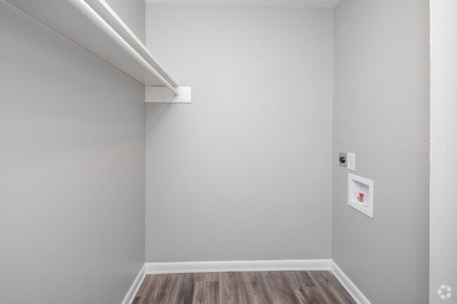 1BR, 1BA - 588SF - Walk-In Closet