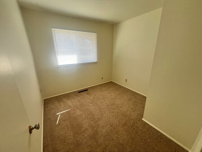 1702 Holmes Dr