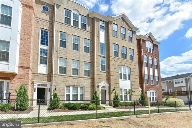 Photo - 20655 Sibbald Square