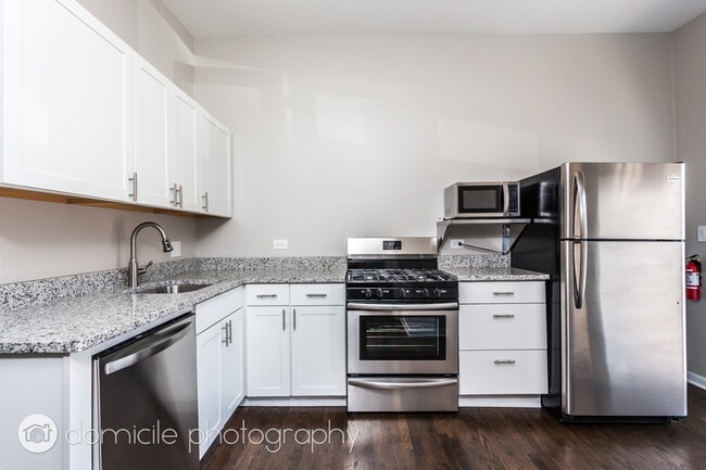 Photo - 1056 W Cornelia Ave Unit 1