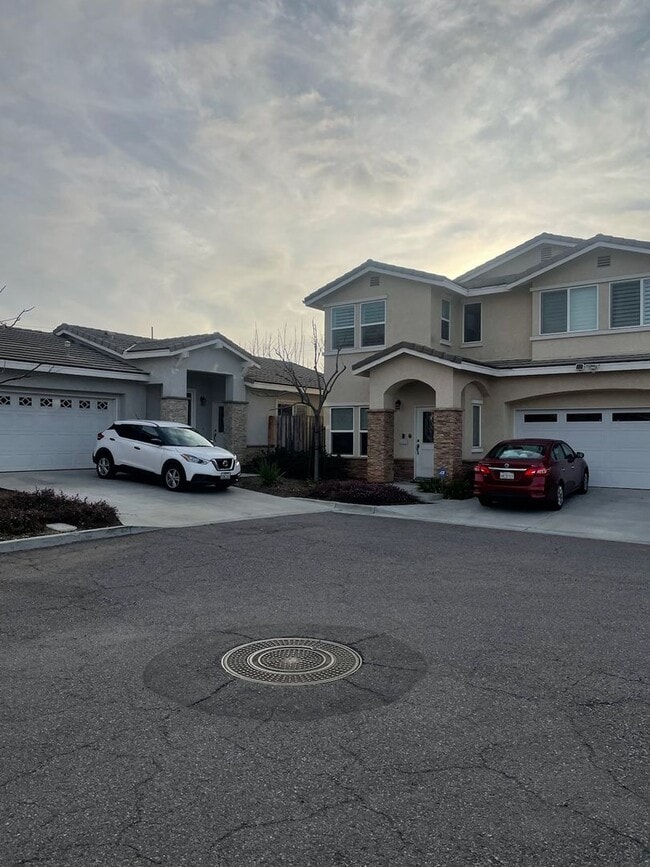 Building Photo - Your Ideal Haven Awaits! Rental