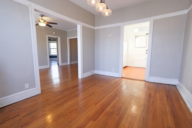 Building Photo - 621 W Cornelia Ave Unit J01P