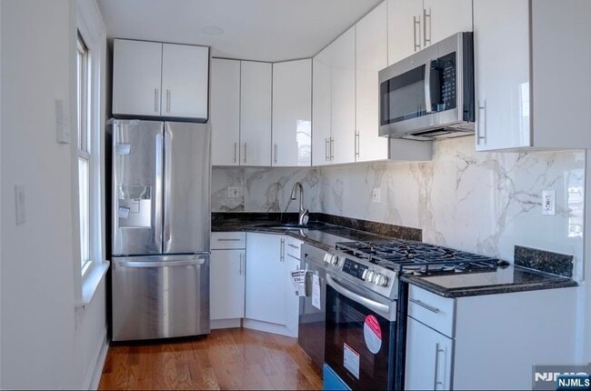 Photo - 254 Hudson Pl Unit 2