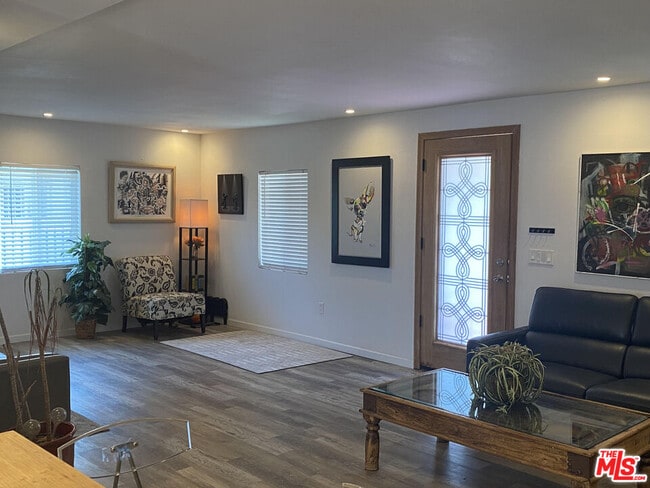 Photo - 4827 Saturn St