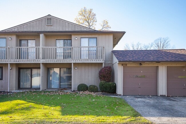 Building Photo - 2 bedroom/1.5 bath condo! North Royalton!!