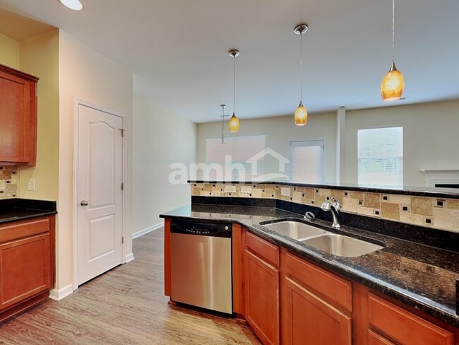 Photo - 1324 Lombar St