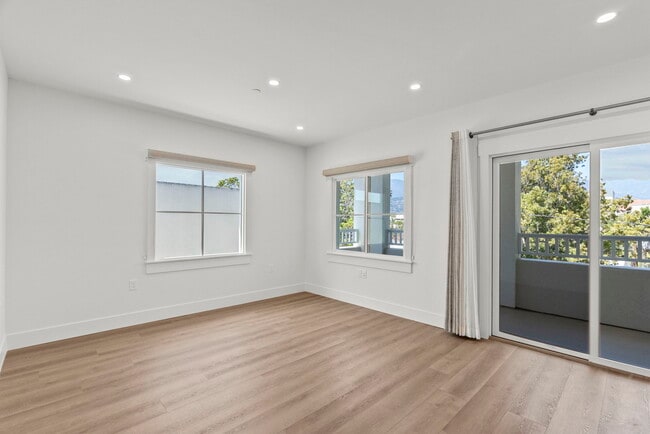 301- Living 1 - 825 De la Vina St