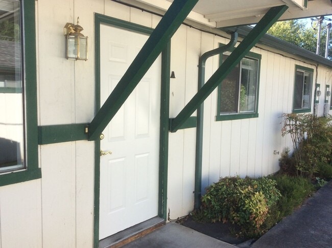 Building Photo - 1315 SW G St Unit P269 A