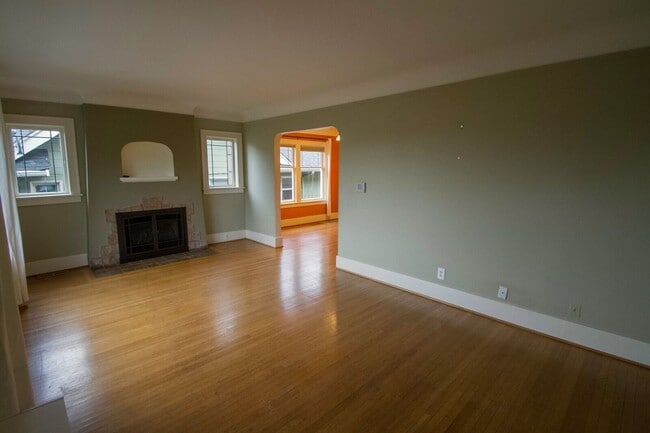 Photo - Beautiful Maple Leaf Home